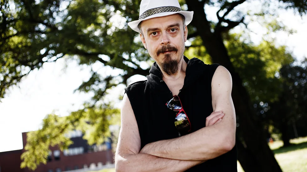 Pontiak Johanzon fyllde 50 år i våras, vilket han reflekterar kring i den kommande låten "Halvtid till 100", som kommer att släppas på en EP med samma namn.