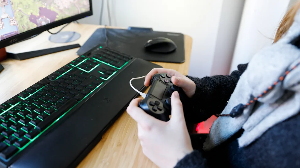 Trots mycket stöd från friskolan fungerar skoldagarna dåligt för familjens son som går lågstadiet. Nu har familjen hamnat i en återvändsgränd som tär på orken. "Kommer han att bli hemmasittare – och hur ska hans framtid se ut då?" undrar mamman.