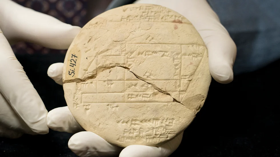 Babylonierna använde sig av så kallade Pythogoreiska tripplar redan 1|000 år före den grekiske matematikerns födelse. Den avancerade matematiken användes oftast för att lösa landtvister.