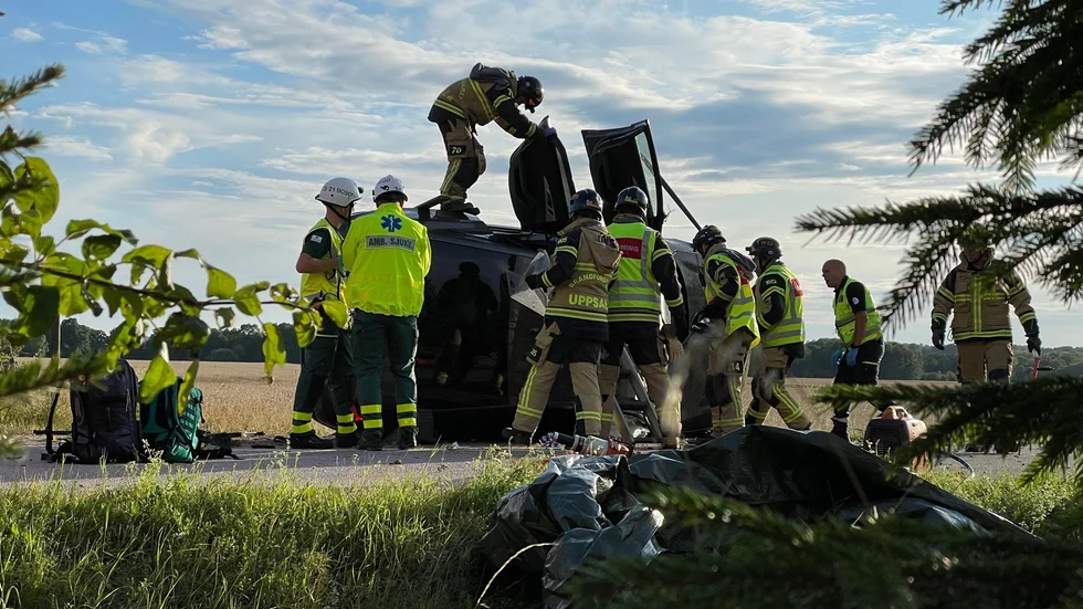 Räddningstjänst arbetar med trafikolyckan där en bil voltade.