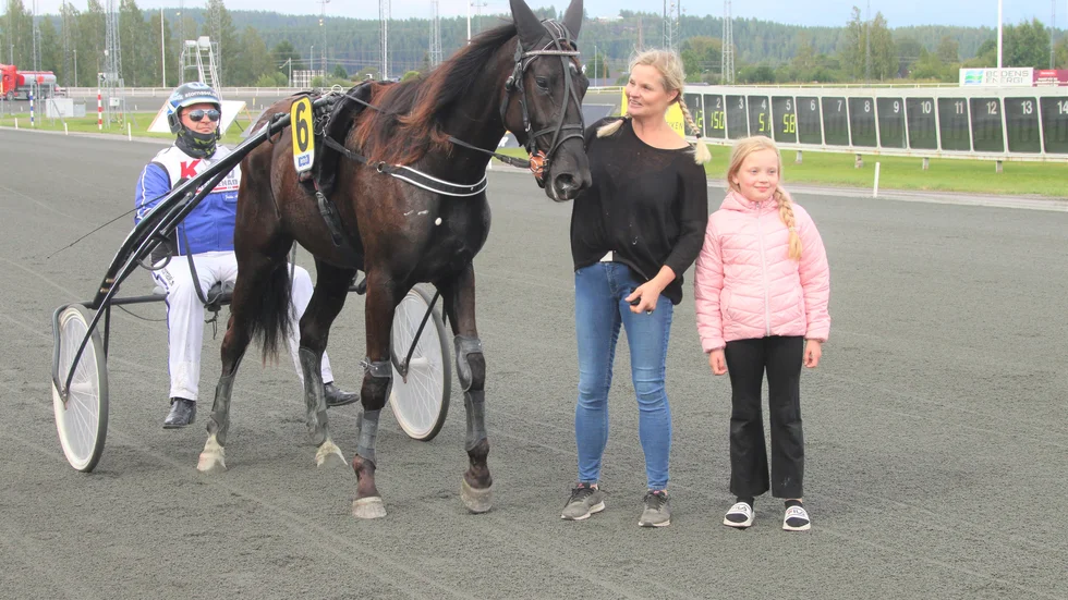 Säsongens första 2-åriga vinnare på Bodentravet. Familjen Jaakko Alamäki, Ann Wennberg och dottern Alva strålar sedan löftet Madelaine Boko vunnit debuten.