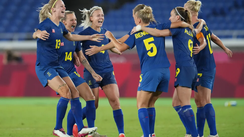 Hanna Glas (nummer 4), Kosovare Asllani (9) och Caroline Seger (till höger) jublar med landslaget efter 1–0-segern mot Australien i OS-semifinalen.