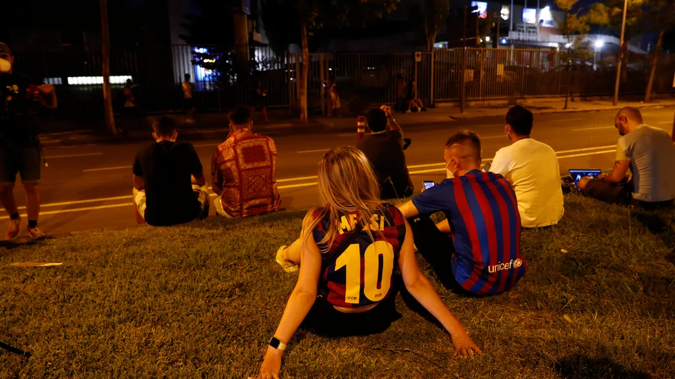 Barcelonasupportrar utanför hemmaarenan Camp Nou när beskedet att Lionel Messi lämnar klubben kommit.