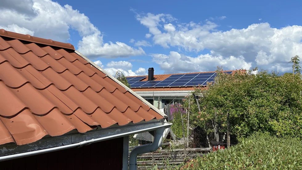 I vissa områden säger detaljplanerna nej till svarta solcellspaneler på taken. Nu vill miljö- och byggnadsnämnden ändra på det permanent.