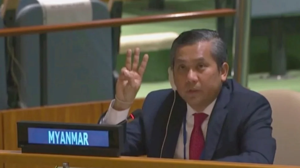 Ambassadören Kyaw Moe Tun höll upp tre fingrar i en gest som används av proteströrelsen i demonstrationerna mot Myanmars militärjunta, vid ett tal i FN:s generalförsamling i februari.