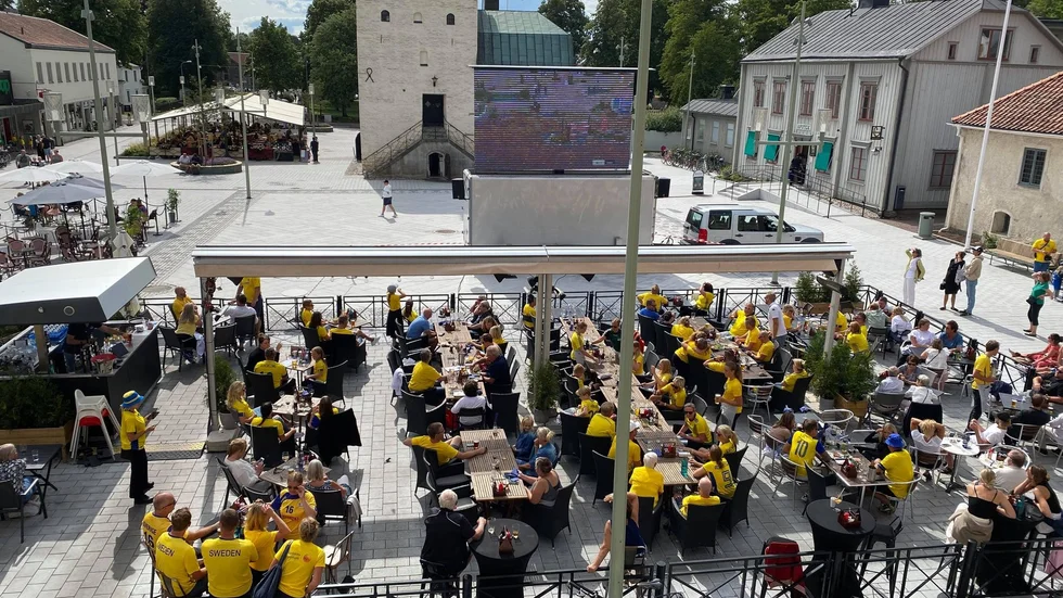 Uppskattningsvis 300 personer hade samlats på torget för att titta på matchen.