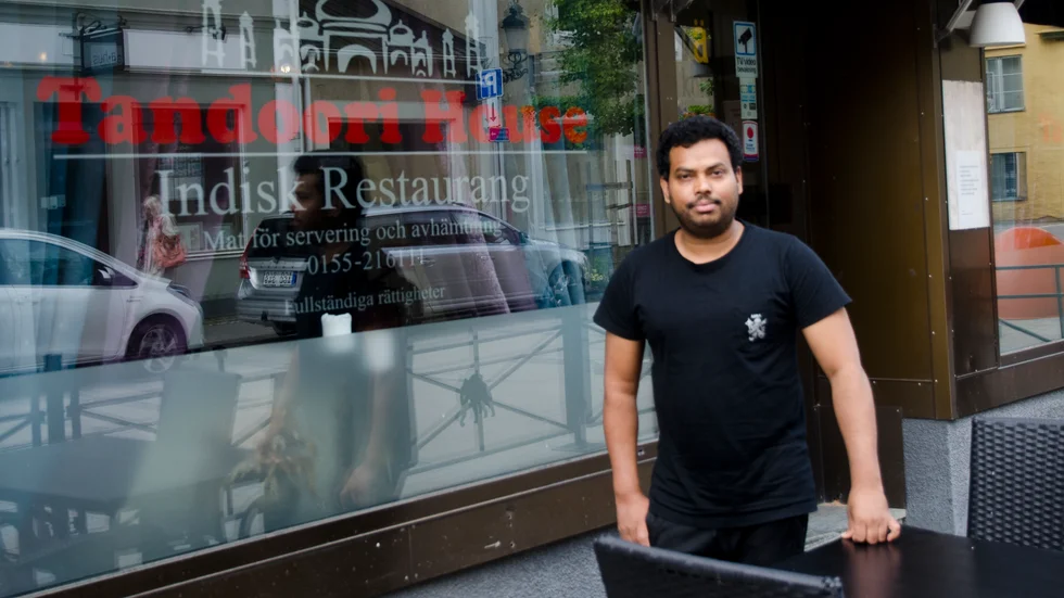 "De som kommer och äter hos oss en gång glömmer inte smaken, de kommer tillbaka", säger Golam Sarowar som nu säljer den indiska restaurangen Tandoori House i Nyköping.