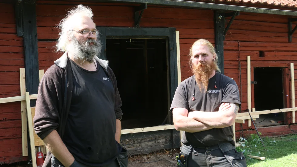 Johan Sandin och Gustav Högqvist från Lignarium i Virserum jobbar med att byta ut bottensyllarna i Hembygdsparkens gamla ladugård.