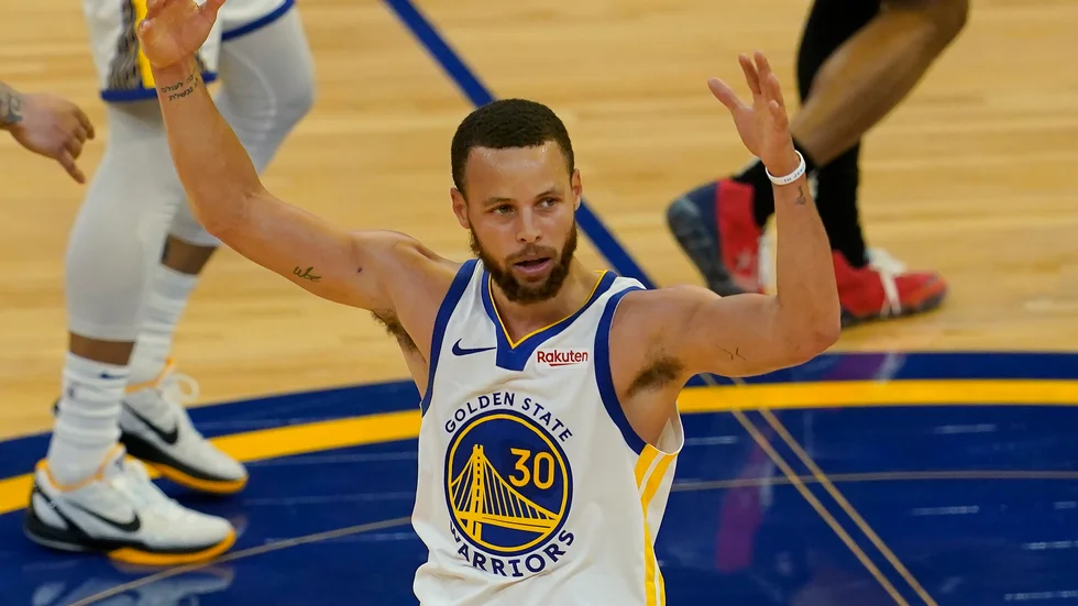 Golden States Stephen Curry uppges bli kvar i klubben. Arkivbild.