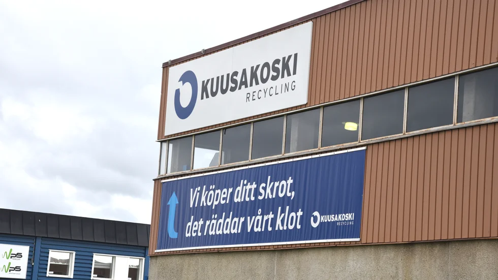 Olyckan ska ha inträffat i samband med att en lastbil skulle tömmas på kablar.