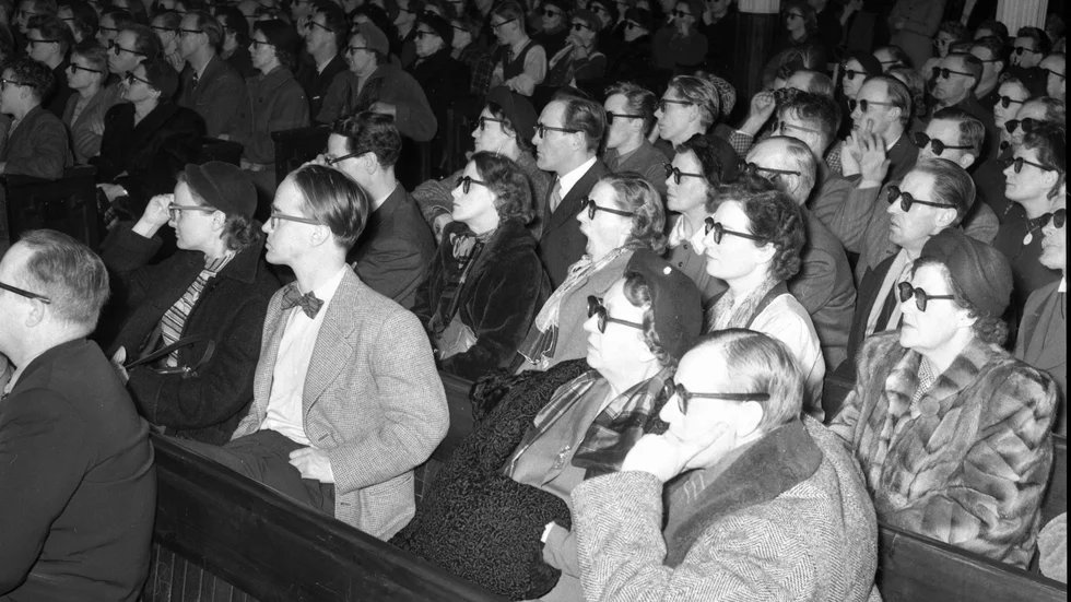 Februari 1953. 3D-film fanns redan i början av förra seklets början. På 1950-talet utvecklades tekniken för filmindustrin. I Linköping lockade "djupfilm" till två fullsatta föreställningar i Läroverkets (Katedralskolans) aula. Vilken film som visades framgår tyvärr inte.
Foto: Corren