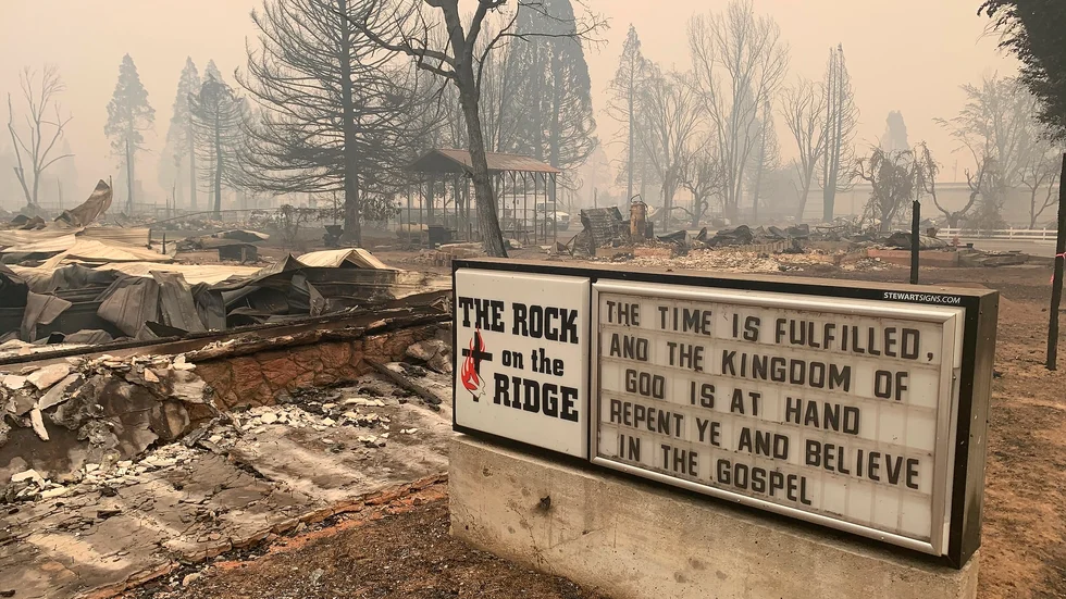 En av skogsbrand nedbränd kyrka i Greenville Kalifornien.