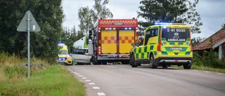 Buss och A-traktor i frontalkrock vid Runtuna – tonåring klämdes fast