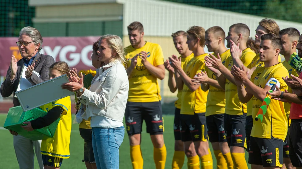 Mjölby AI:s herrspelare applåderar åt Jonna Andersson, som hyllades efter sitt OS-silver med det svenska fotbollslandslaget. 