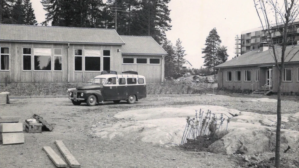Skolbuss 1960 på då nybyggda Svälthagsskolans skolgård. Finspångs kanske första skolbuss?