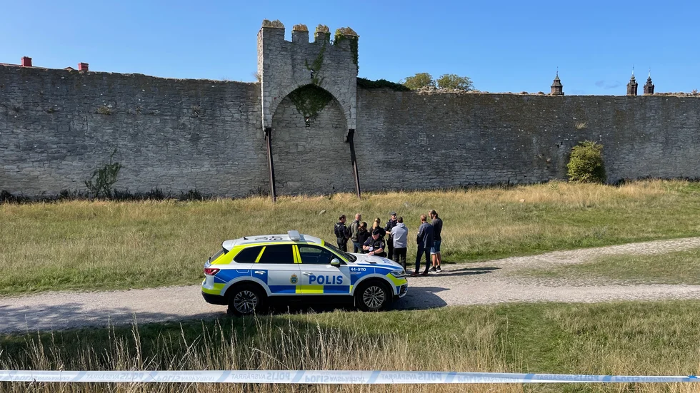 Två personer han anhållits på sannolika skäl misstänkta för explosionen i Östergravar på måndagen.
