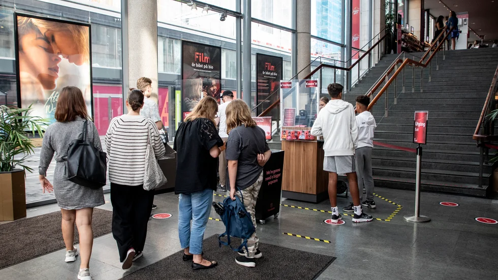 "Plötsligt var biografen välfylld. Köbildning pågick och jag undrade om jag skulle hinna in i salongen tills filmstart."