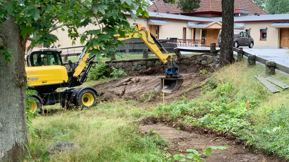 Här påbörjas arbetet med askgravlunden i Borensberg vid Björkhällakyrkan. 