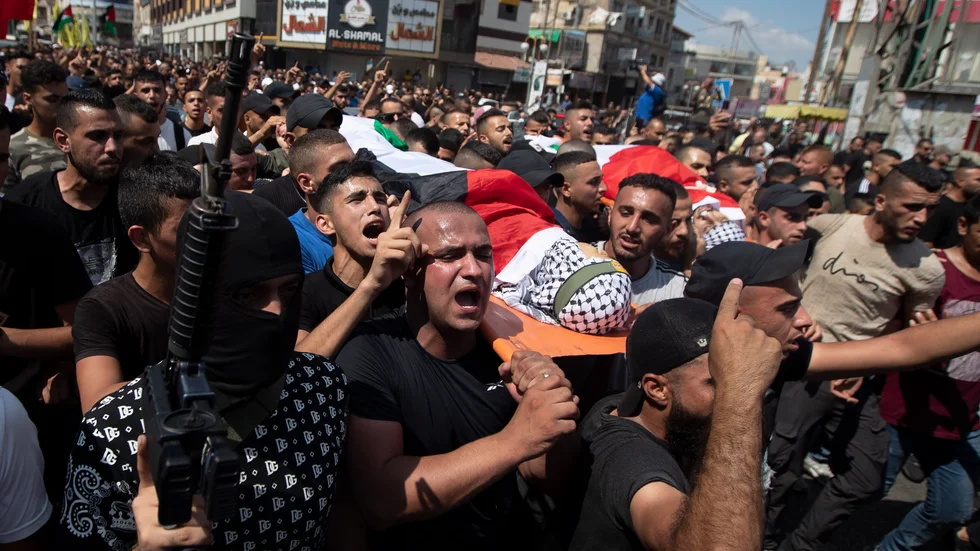 Stora skaror samlades i Jenin när två av de fyra palestinier som dödats i en sammandrabbning med israelisk gränspolis begravdes.