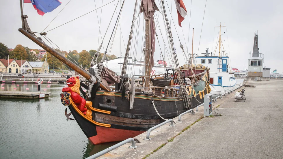 Libava från Lettland gästar Visby hamn. Det ser ut som ett sagoskepp men är tydligen en replika av en lustyacht från 1600-talet.