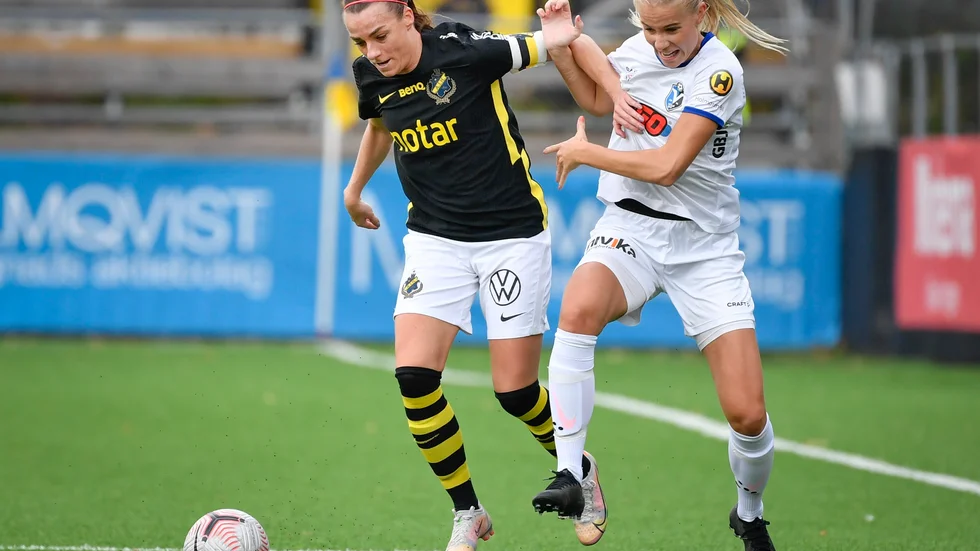 AIK:s Hallbera Gudny Gisladottir och Växjös Stina Lennartsson kämpar om bollen i bottenmötet.