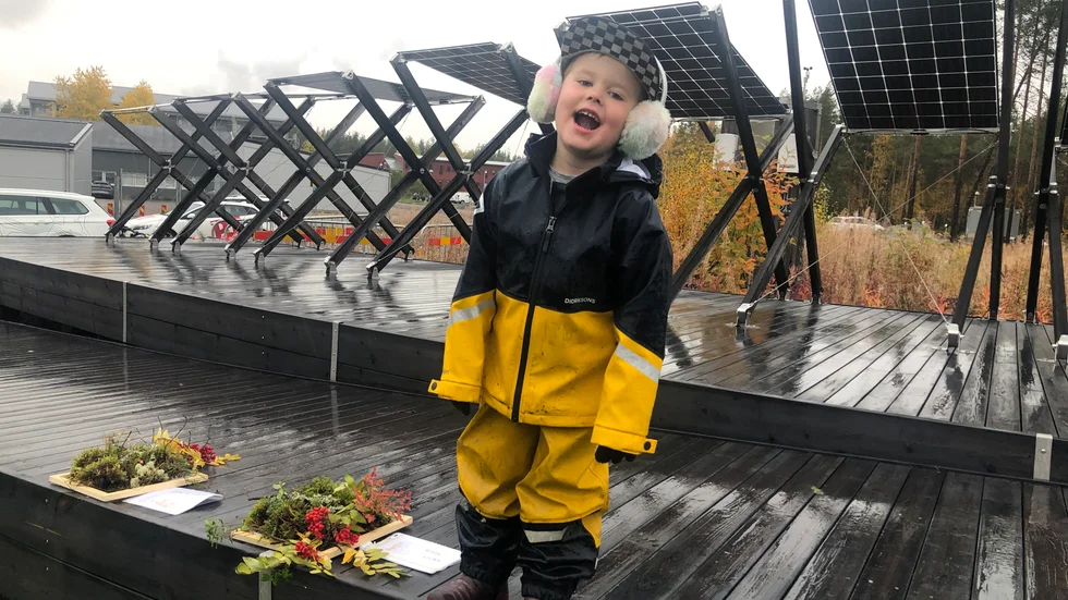 Frank Wiking var en av många unga Piteåbor som besökte familjedagen vid solenergianläggningen Solvåg när Piteå Science Park anordnade Forskarfredag.