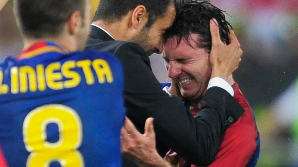 Det var då det. Barcelona har vunnit Champions League-finalen mot Manchester United 2009. Pep Guardiola kramar om Lionel Messi. På tisdagskvällen stöter de på varandra igen – nu på Parc des Princes i Paris. Arkivbild.