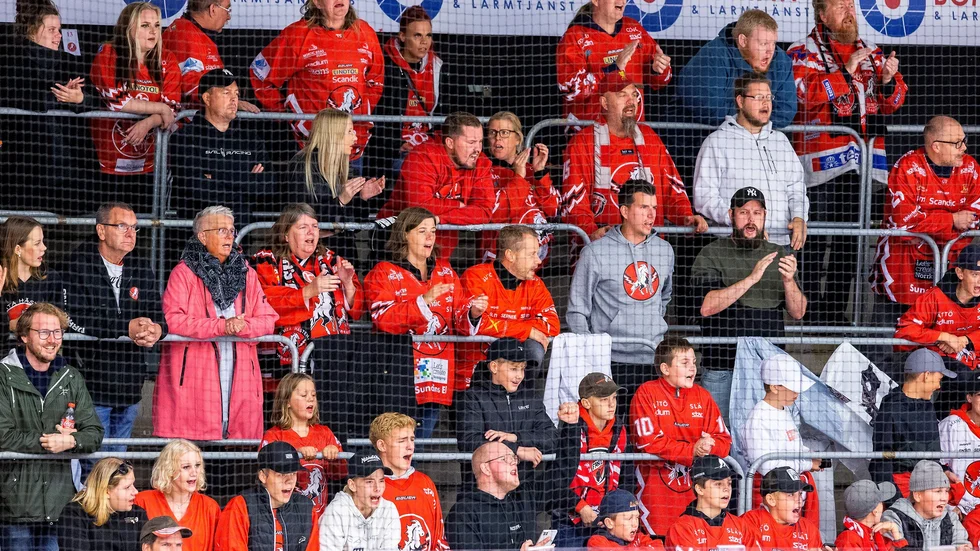 Magnus Bodin i grå tröja i Vita Hästen-klacken.