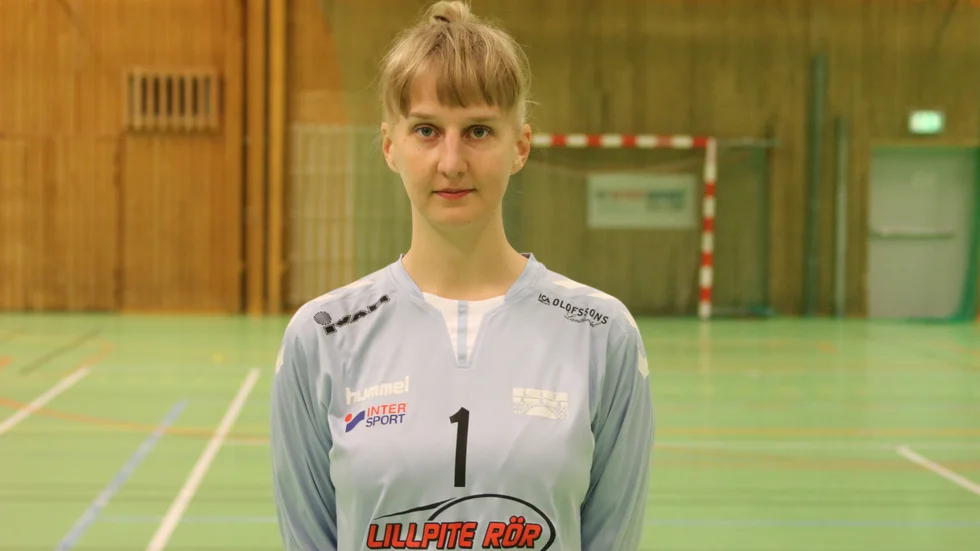 Anja Lundström, målvakt i Lillpite IF som möter Strömnäs GIF, med bland andra Caroline Olofsson, i tisdagens heta division 2-derby.