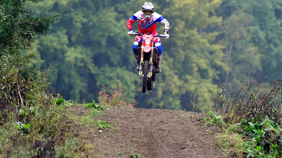Jimmy Wicksell, här under hemmadeltävlingen för två veckor sedan, säkrade SM-guldet i enduro trots den skadade handen.