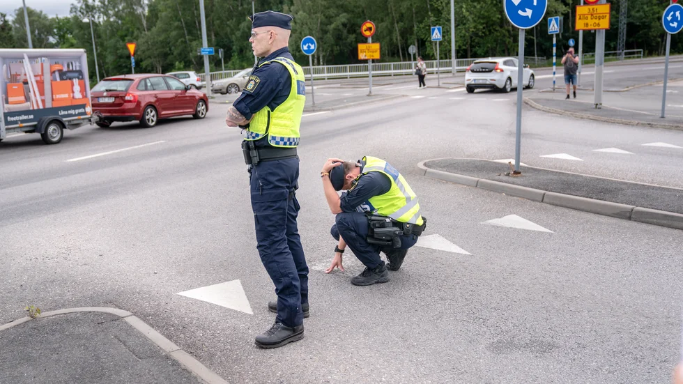 Kollegor till den mördade polisen i Göteborg hedrar honom med en tyst minut. 