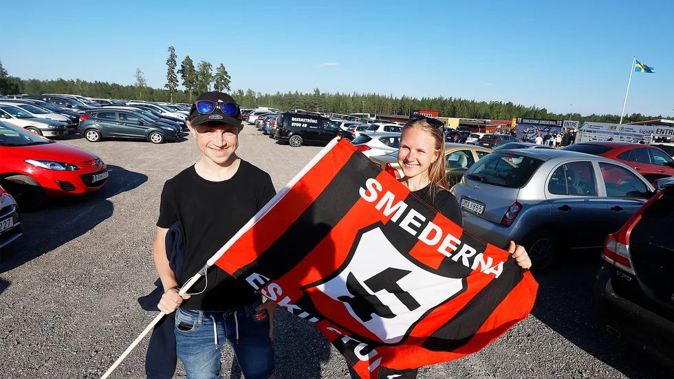 Syskonen Hampus och Julia Broman gillar speedway och Smederna lite extra. "Nu blir det ännu roligare när det finns chans till riktigt stor publik igen", säger de.