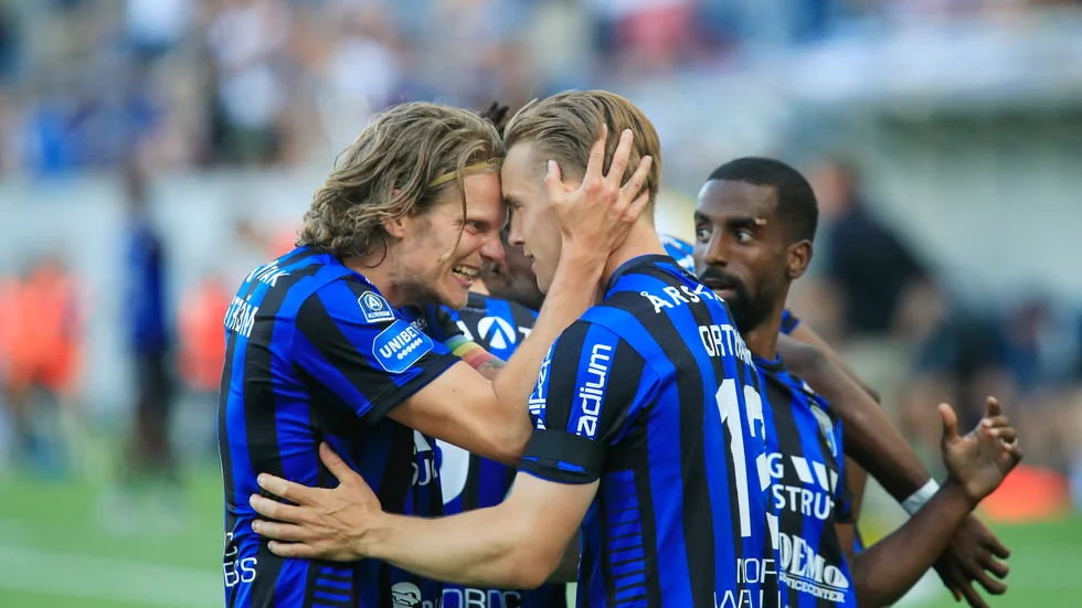 Sirius Tim Björkström kramar om Jacob Ortmark efter hans avgörande.