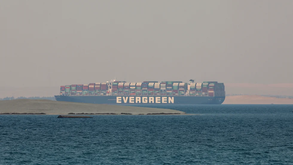 Japanskägda och Panamaflaggade Ever Given får lämna Suezkanalen och Egypten. Arkivbild från den 30 mars.