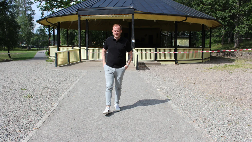 "Stenmjöl är bra, det blir hårt som betong men ser ut som grus och passar in i miljön", säger Patrick Friberg om de nya gångar som anlagts i Folkparken, bland annat efter ett medborgarförslag om ökad tillgänglighet. 