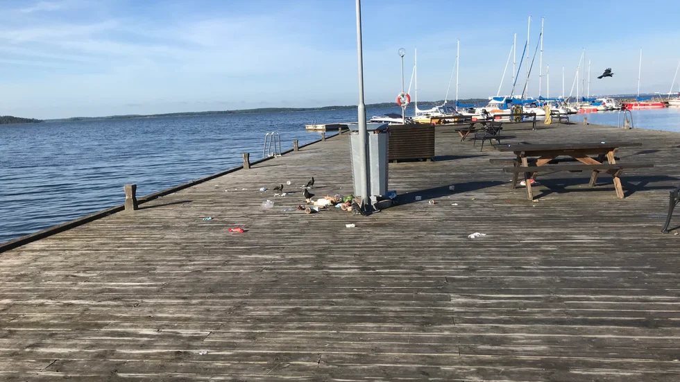 Skräpigt på Sandviksbryggan.