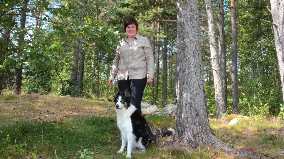 Caroline Svärd och hunden Viper.