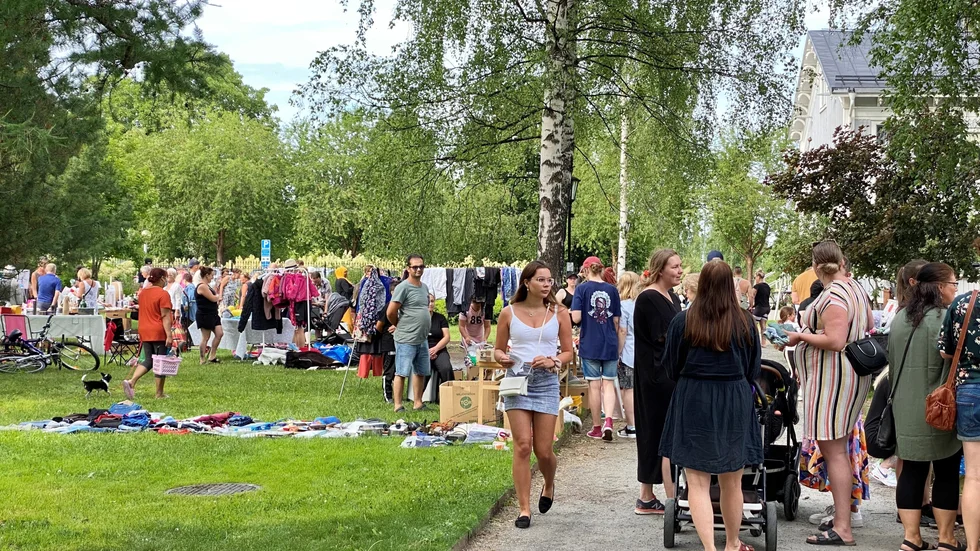 Många loppissugna tog sig till Badhusparken på onsdagen.