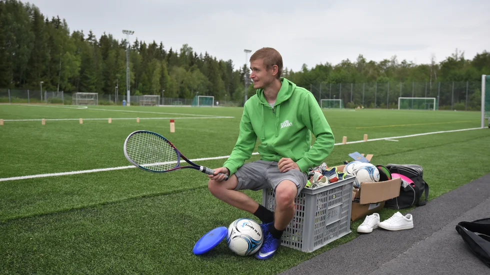Mathias Johansson är ansvarig för Fritidsbanken i Knivsta. Han tycker det är viktigt att unga får pröva på aktiviteter.