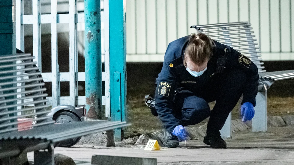 Polisens kriminaltekniker arbetar innanför avspärrningarna efter att en man i 40-årsåldern har förts till sjukhus efter en skottlossning i stadsdelen Fosie i Malmö i mars. Arkivbild.