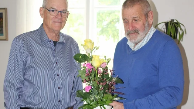 Erik "Eka" Jonsson avtackas med blommor av ordförande Arne Hansson.