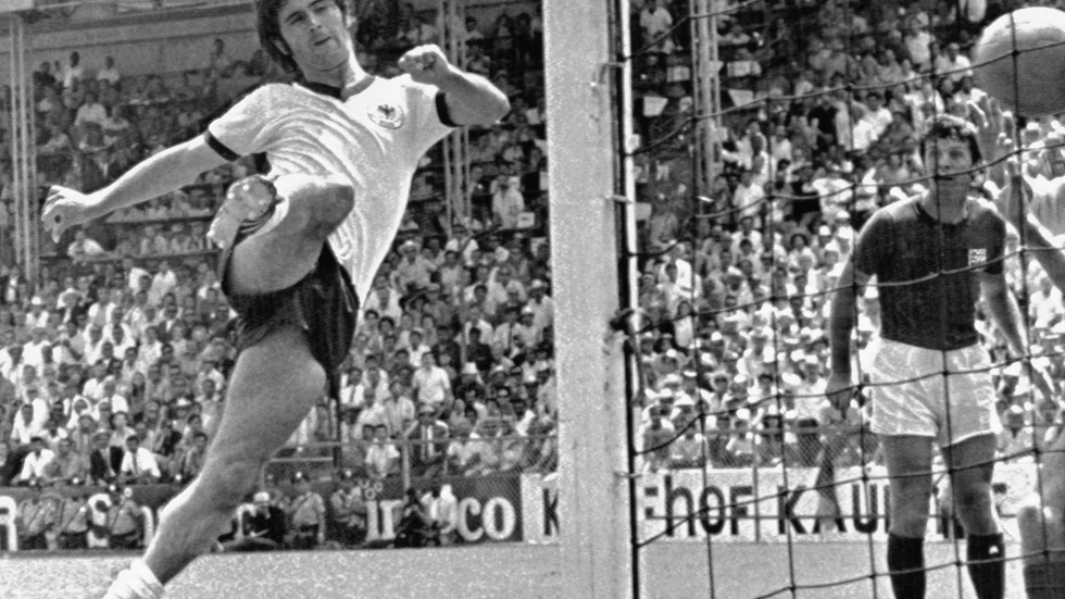 Gerd Müllers förmodat största ögonblick i karriären var när han avgjorde VM-finalen 1974 med sitt 2-1-mål mot Nederländerna. Bilden är från 1970 då Tyskland mötte England i kvartsfinalen i VM.