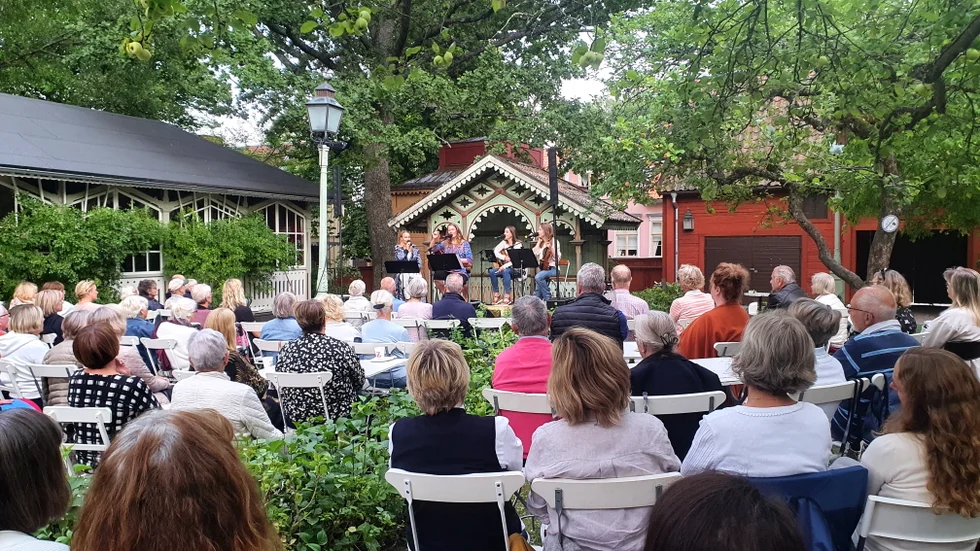 På konserten "Vad du ser är vad du får" i Dahlbergs caféträdgård sitter den stora publiken ganska tätt, men inomhus är reglerna hårdare.