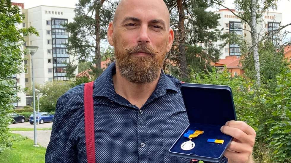 Roger Petersson med medaljen på den plats där han och rottweilern Sören upptäckte det pågående överfallet.