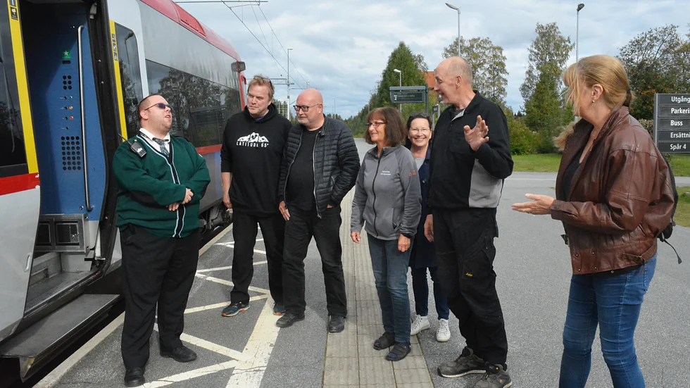 Örjan Berglund, Lars Westerlund, Maj-Britt Hägglund Westermark, Ingrid Ejderud Nygren, Gunar Westermark och Martine Westerlund i samspråk med tågvärden Rickard Wallström. De tror och hoppas på fler tåg genom Bastuträsk.