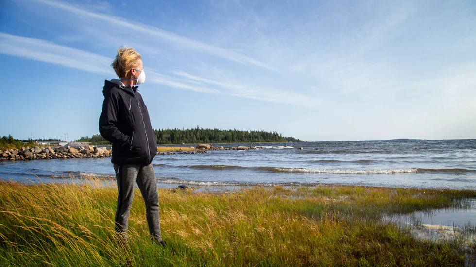 För en vecka sedan fick Mona Sandström ha på sig munskydd när hon besökte stugan. Nu är det inte så illa, men stanken av diesel har dröjt kvar under hela helgen.