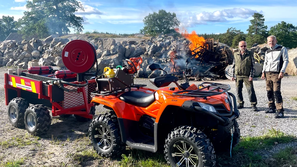 Börje Johansson och Jackie Arlbring från Mellösa visar sin brandvagn. 