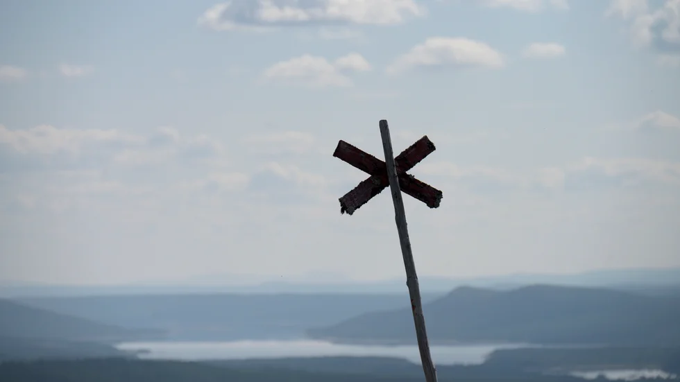 Turisterna, eller "hemestrarn" om man så vill, är visst dåliga på att plocka upp skräpet efter sig i fjällen läser jag, skriver signaturen "Om inte, stanna hemma!"
