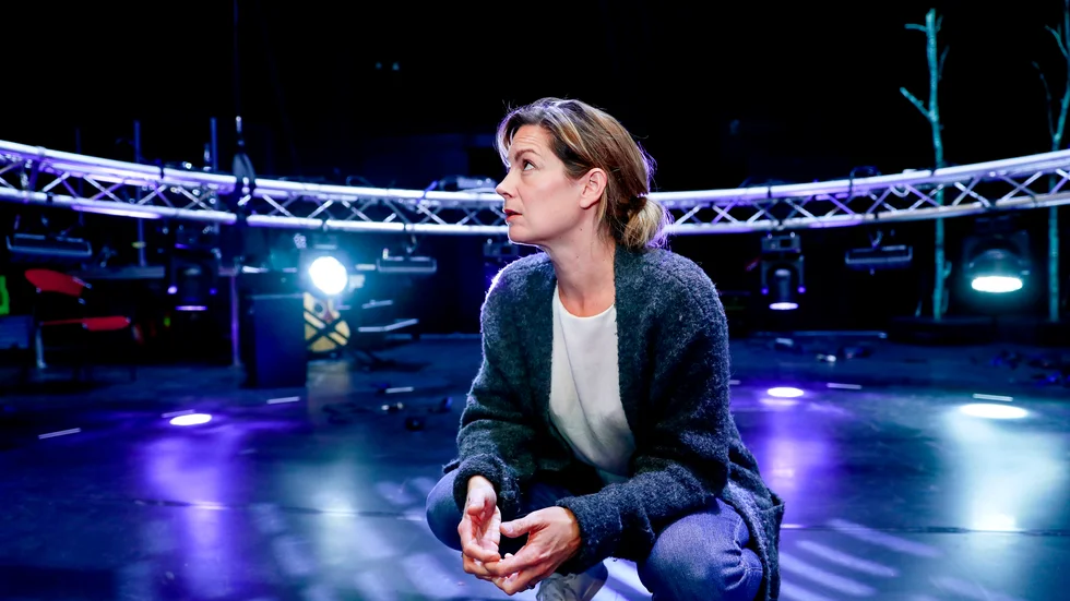 "Rösträttskvinnor är fula, gapiga och okvinnliga", säger Emma Peters på scenen ur ett utdrag från sin och Emma Molins egenskrivna föreställning "Ja må hon leva - en slags revy".  