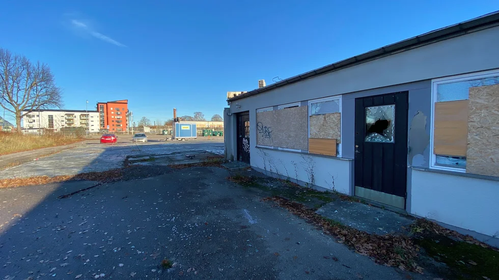 Det skulle bli nya bostäder på Powerboxtomten i Gnesta, var tanken. Men den akuta vattenbristen har sinkat projektet rejält.